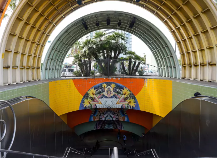 Senzatetto riceve un contratto discografico dopo aver incantato la metropolitana di Los Angeles con la sua voce Metropolitana di Los Angeles