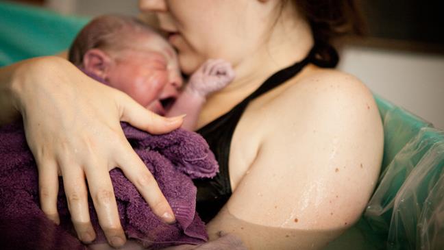 Parto in acqua: guida con i benefici e le controindicazioni Parto in acqua
