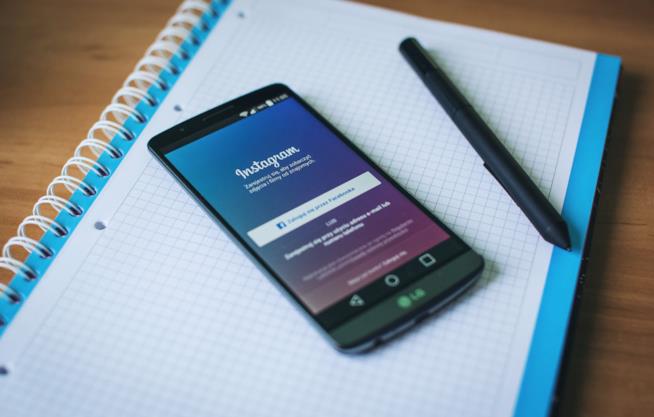 Instagram, addio ai follower comprati Instagram con lo sfondo di un notebook