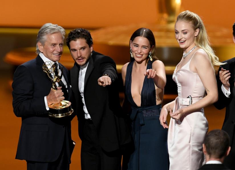 Michael Douglas, Kit Harington, Emilia Clarke e Sophie Turner agli Emmy Emmy 2019 Michael Douglas, Kit Harington, Emilia Clarke e Sophie Turner