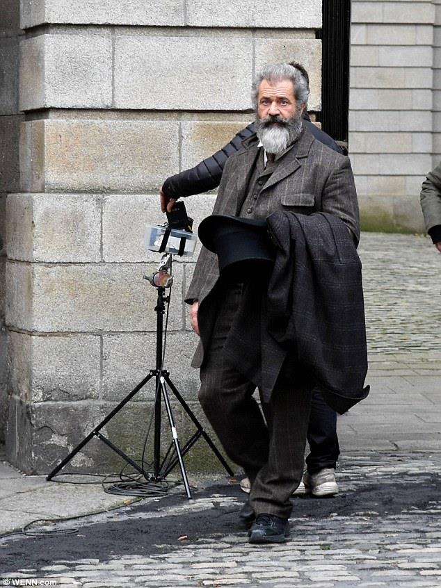 Mel Gibson sul set di The Professor and the Madman Mel Gibson sul set del film diretto da Farhad Safinia