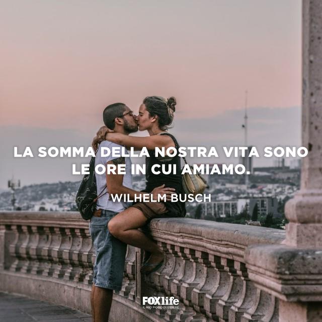 Frase Brusch Coppia si bacia su un ponte cittadino