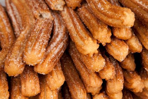 Churros spagnoli con zucchero e cannella Churros fritti con lo zucchero