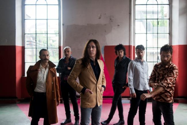 Gli Afterhours di Manuel Agnelli compiono 30 anni: le celebrazioni con un cofanetto antologico Afterhours: la band festeggia trent’anni con Foto di pura gioia