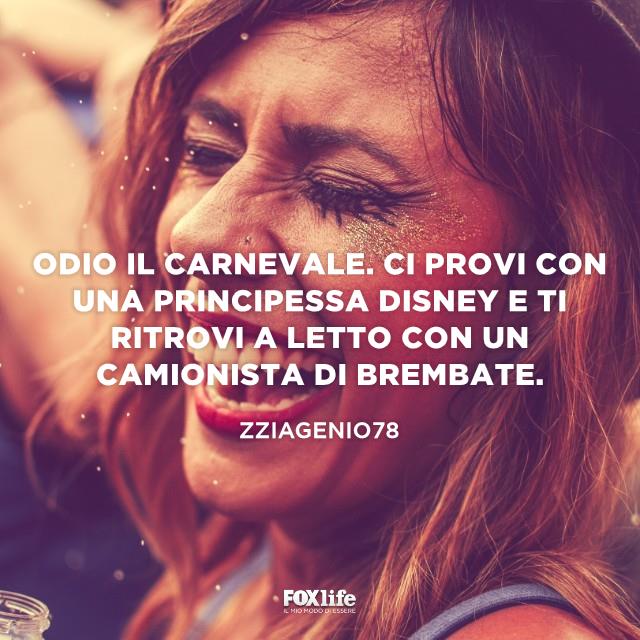Frase divertente sul carnevale Primo piano di ragazza che ride allegra
