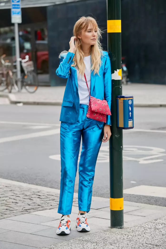 Pantaloni a sigaretta indossati con blazer coordinato e sneakers Pantaloni a sigaretta abbinati a blazer coordinato e sneakers