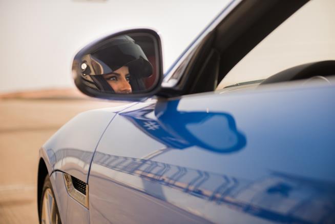 Arabia Saudita, donne al volante aggredite Aseel al-Hamad per la prima volta su un circuito arabo
