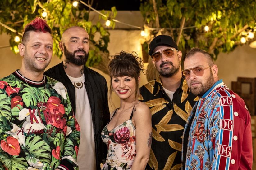 Mambo salentino dei Boomdabash con Alessandra Amoroso fra le hit di agosto 2019 Tormentoni agosto 2019: Mambo salentino dei Boomdabash con Alessandra Amoroso