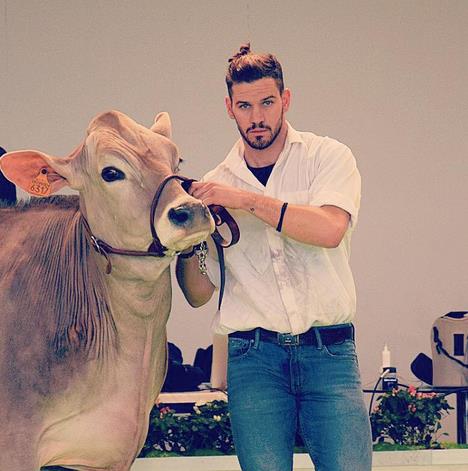 Riccardo Ciappesoni Riccardo Ciappesoni con una mucca