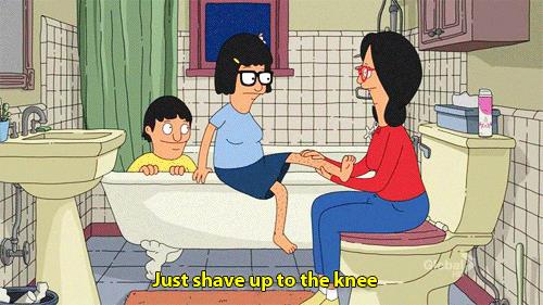 Linda e Tina di Bob's Burger affrontano nel bagno di caso il tema della depilazione Linda consiglia a Tina di Bob's Burger di rasarsi fino al ginocchio