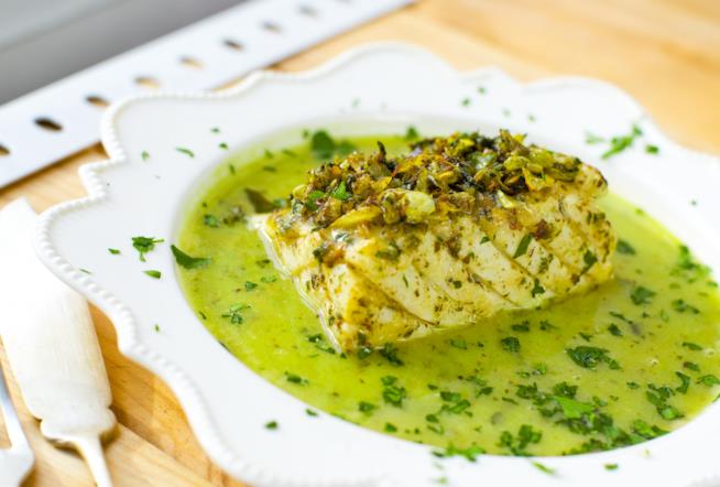 Ricetta del baccalà in salsa gustosa di capperi, aglio, cerfoglio e succo di lime Baccalà con capperi, aglio, cerfoglio e lime