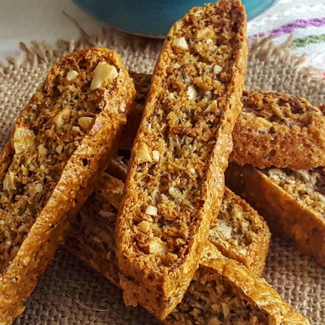 Biscotti fiocchi di avena, semi di chia e mandorle Biscotti di avena dalla forma simile ai cantucci
