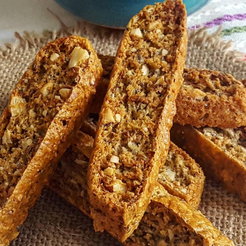 Biscotti fiocchi di avena, semi di chia e mandorle Biscotti di avena dalla forma simile ai cantucci