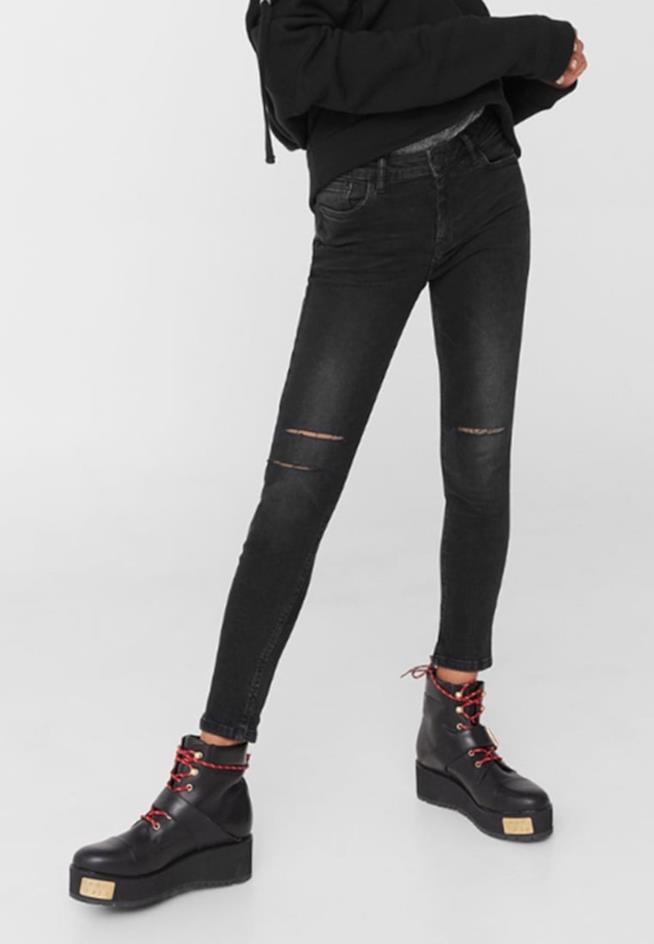 I jeans che piacciono di più alle celebrità di Hollywood I jeans skinny neri di Mango