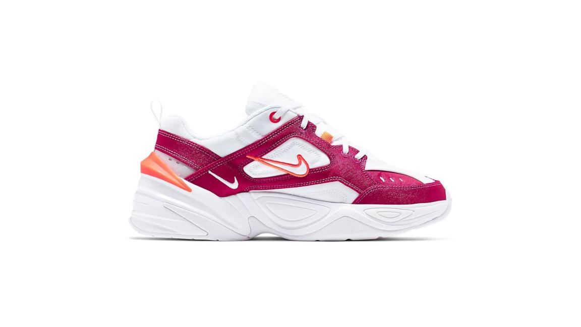 Sneakers modello M2K Tekno nella colorazione bianco, arancio neon e fucsia.