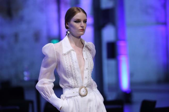 La sfilata di Zimmermann per la P/E 2018 La modella sfila vestita di bianco per Zimmermann