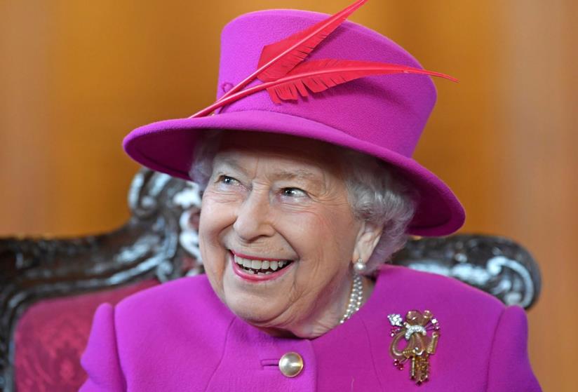Cosa succede in caso di morte di Elisabetta II? La Regina Elisabetta II in completo rosa