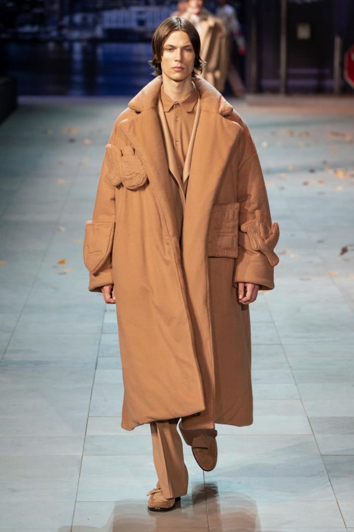 Louis Vuitton, Menswear F/W 2019/20 a Parigi Modello che sfila per Louis Vuitton, Menswear F/W 2019/20 a Parigi