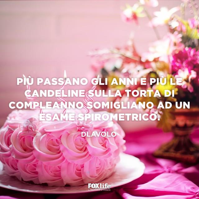 Aforisma Dlavolo Torta di compleanno rosa con candeline