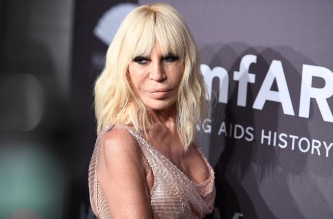Donatella Versace festeggia il compleanno: gli auguri delle star Donatella Versace
