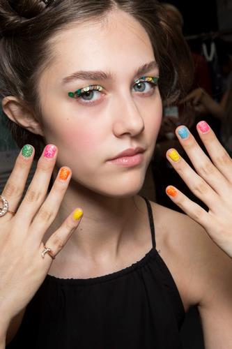 Unghie fluo Unghie con smalto fluo