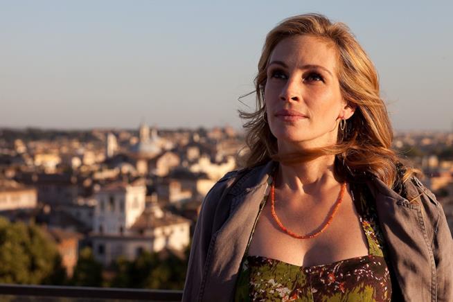 Viaggiare in solitaria: i migliori film che fanno venir voglia di partire Julia Roberts in Mangia prega ama, film del 2010