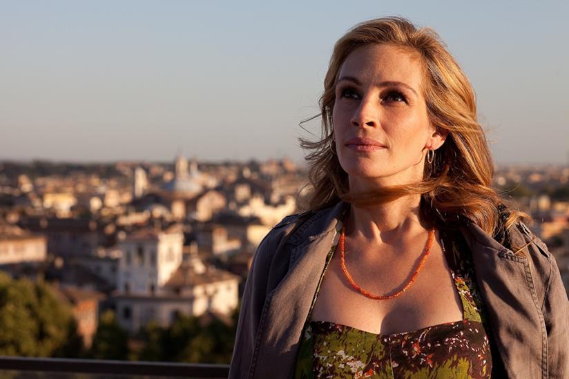 Viaggiare in solitaria: i migliori film che fanno venir voglia di partire Julia Roberts in Mangia prega ama, film del 2010