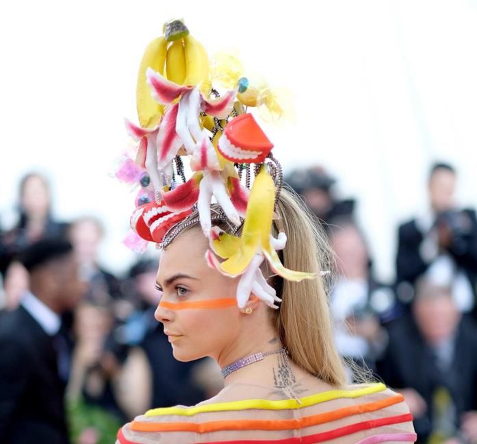 Cara Delevingne Cara Delevingne e il copricapo al MET