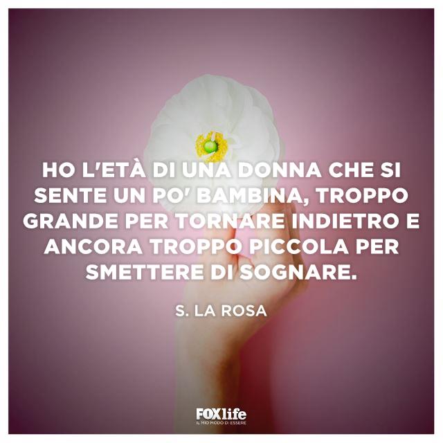 Frase La Rosa Mano che tiene un fiore