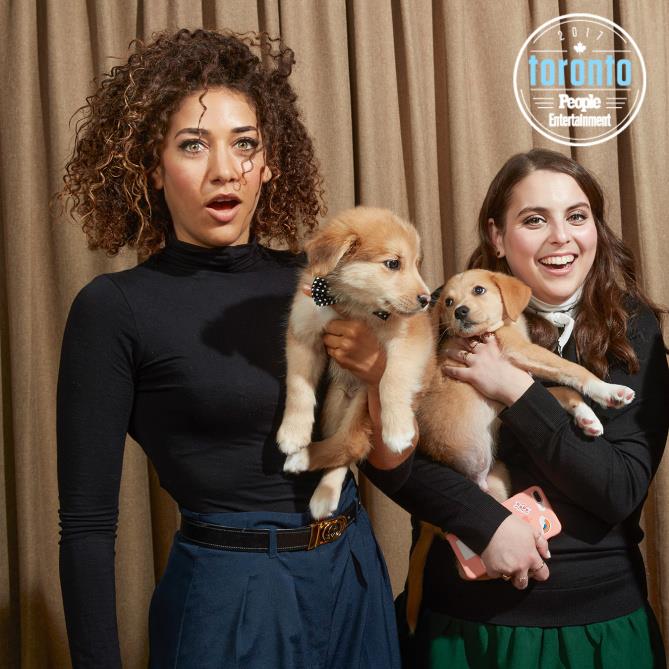 Marielle Scott e Beanie Feldstein  con dei cuccioli in braccio