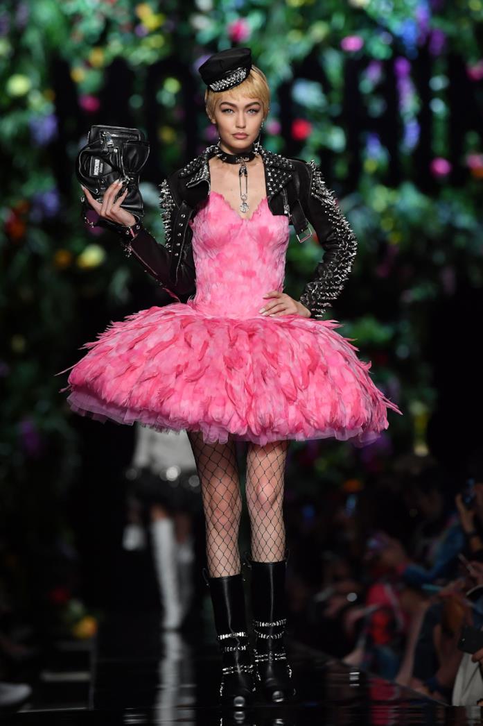 Gigi Hadid - sfilate Gigi Hadid sfila per Moschino