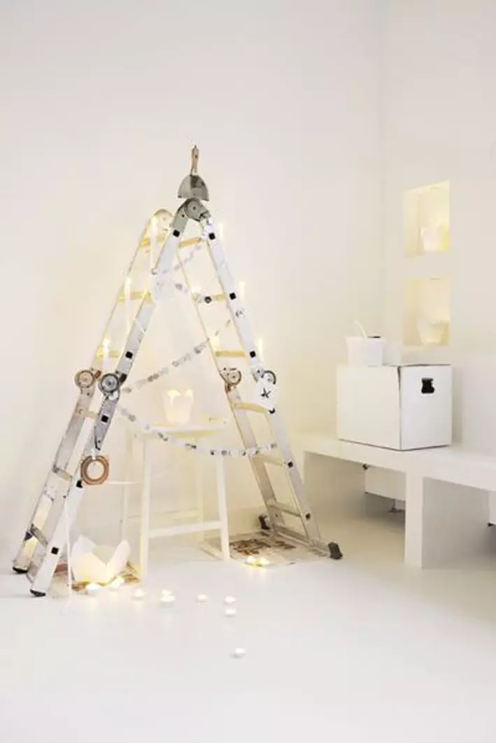 Scala natalizia Scala decorata come un albero di Natale