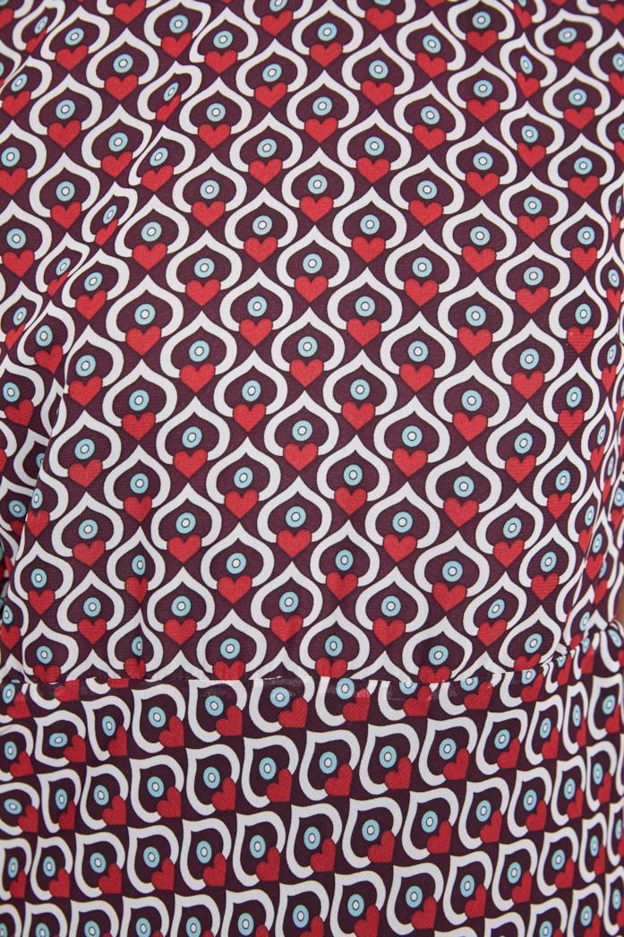Dettaglio vestito di Zara con stampa a forma di cuori Dettaglio vestito di Zara con stampa a forma di cuori