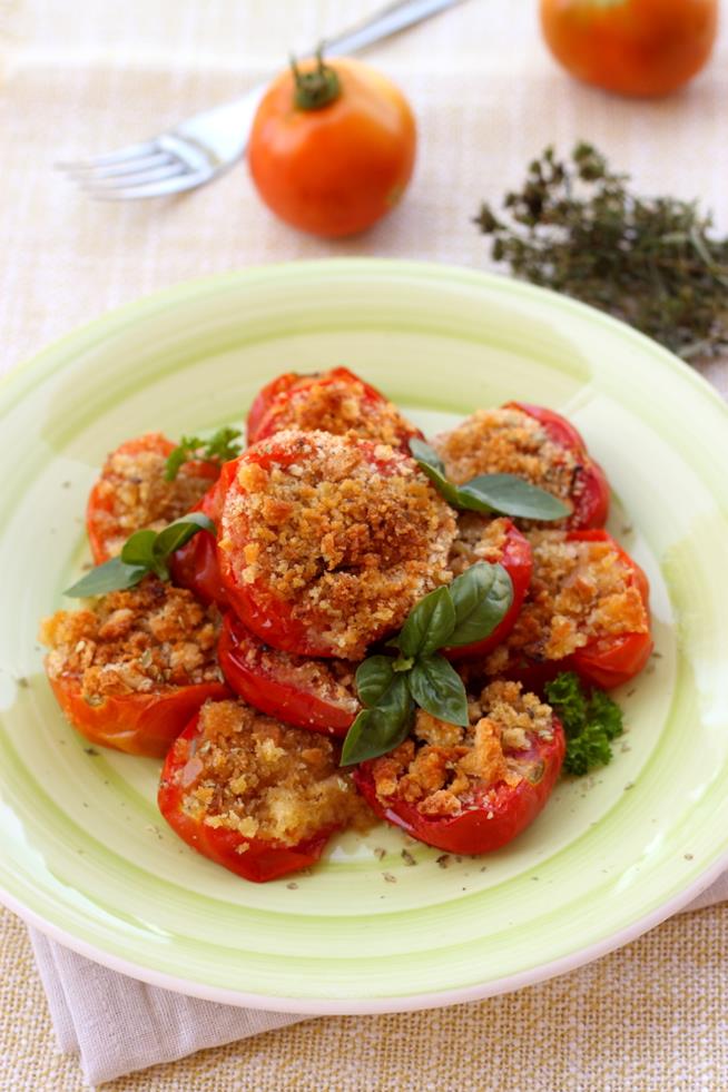 Pomodori gratinati con pancetta affumicata, funghi champignon e pangrattato Pomodori gratinati