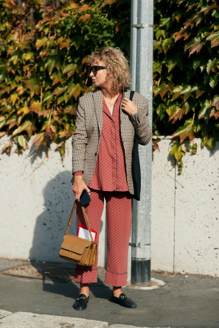 Blazer a quadri indossato con completo pajamas e mocassini Un completo coordinato abbinato a blazer e mocassini