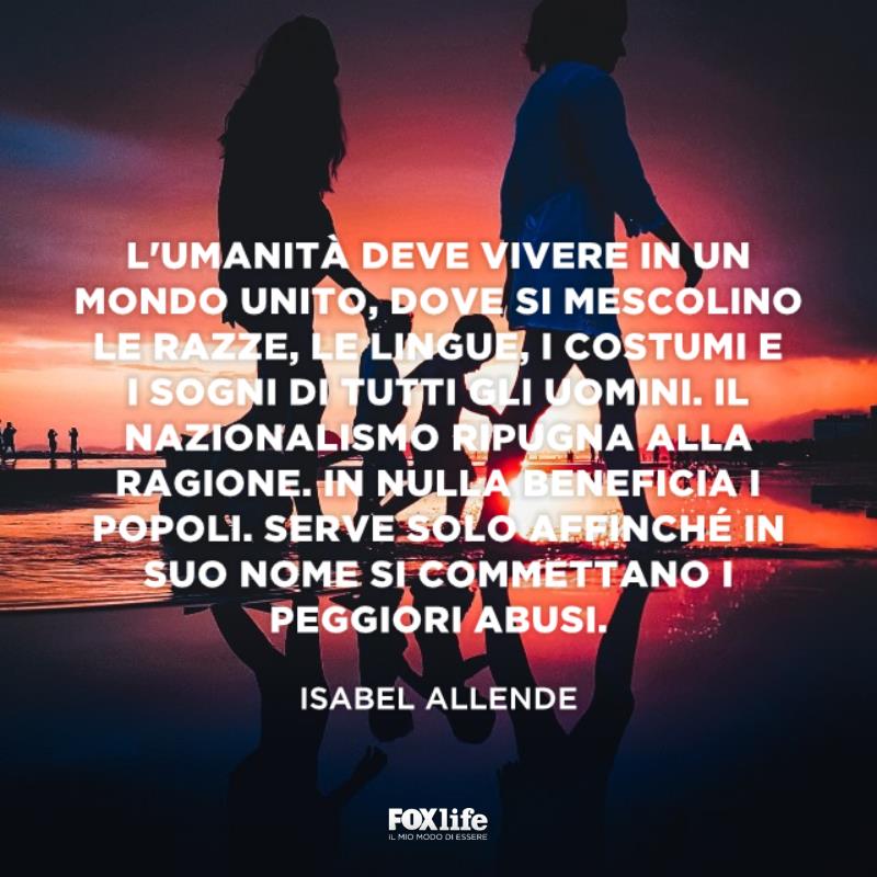 Frase sull'umanità Donne camminano sul bagnasciuga con i figli