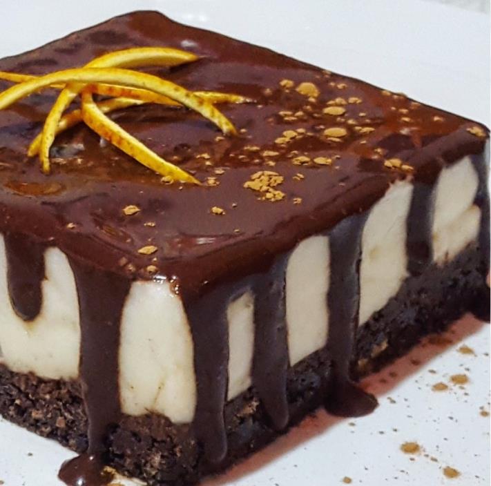 Dolcetto al cucchiaino con crema di albumi Tortino a due strati con cioccolato sopra