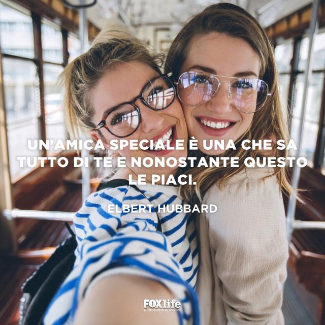 La migliore amica è unica Ragazze in posa per una foto insieme