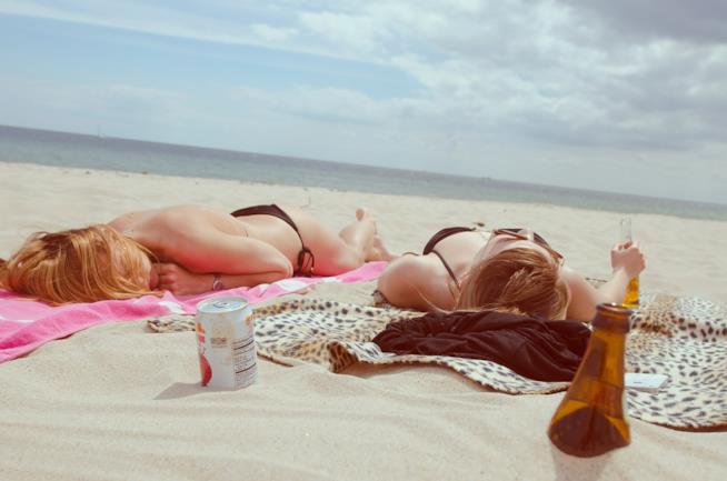 Abbronzatura perfetta, le regole d'oro adatte a chiunque. Due ragazze che prendono il sole.