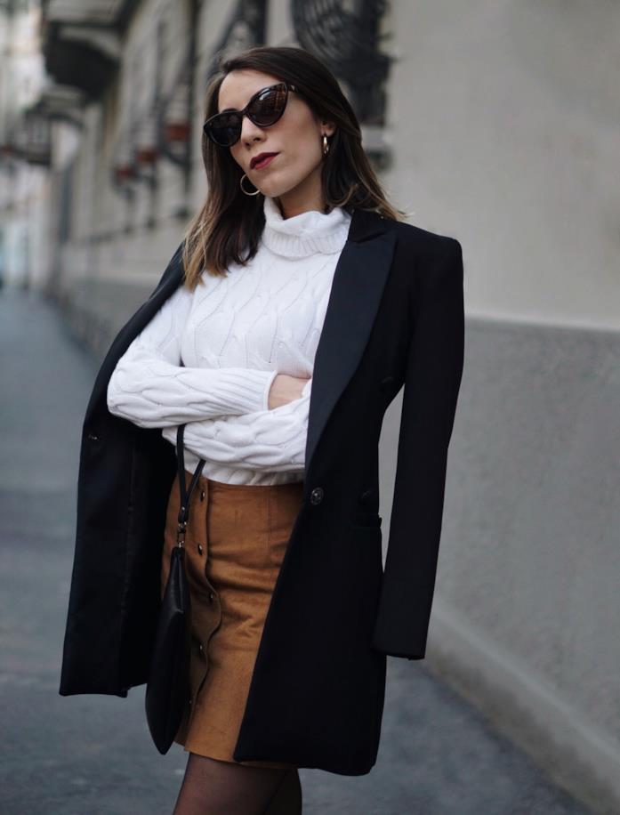 Erica Barca Erica Barca in outfit autunnale con gonna camoscio e cappotto nero