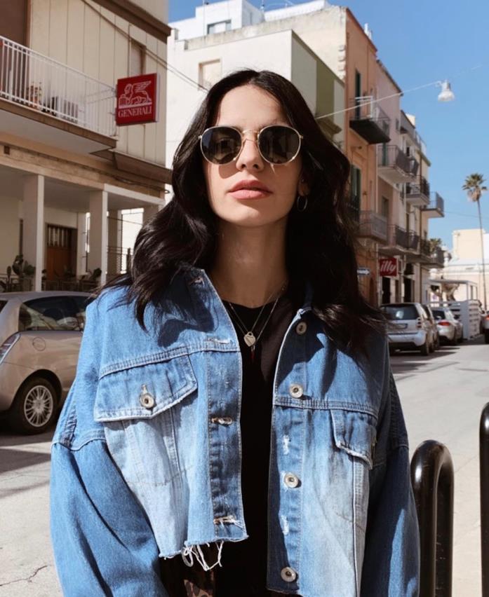 Elisabetta Laterza Elisabetta Laterza con giacca di jeans e occhiali da sole