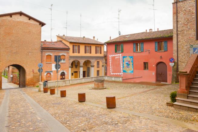 Ecco tre borghi tra i più nascosti e più belli dell'Italia, da scoprire e visitare. Dozza