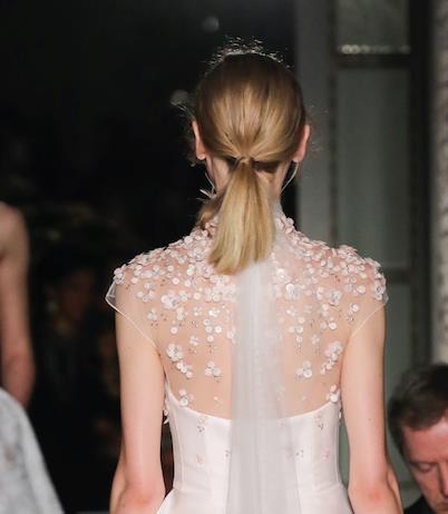 Ponytail corta Prima Comunione Coda corta su modella