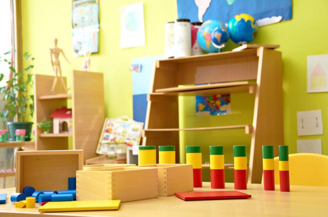 Un elenco di oggetti montessoriani fondamentali Una stanza montessoriana
