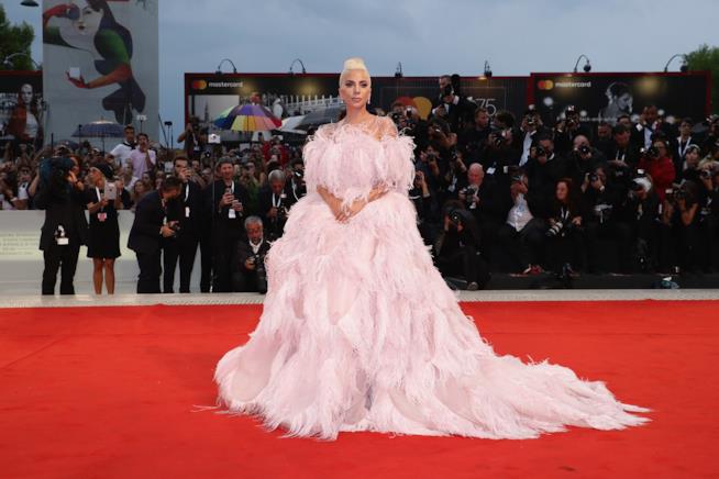 Lady Gaga sul red carpet di Venezia 75 Lady Gaga in rosa piumato