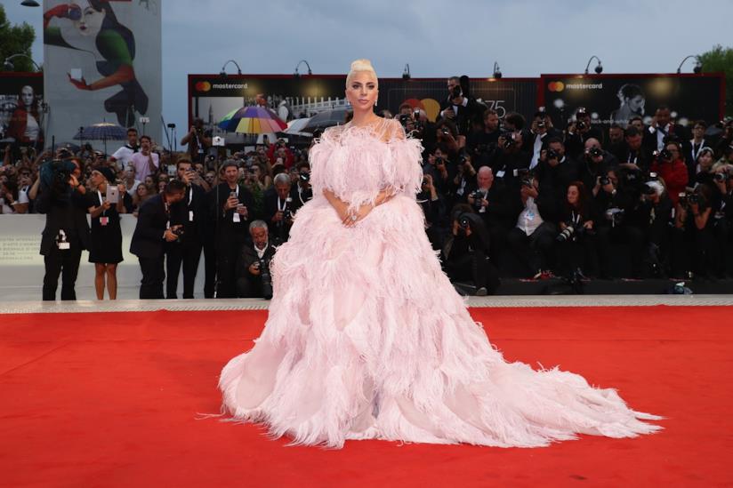 Lady Gaga sul red carpet di Venezia 75 Lady Gaga in rosa piumato