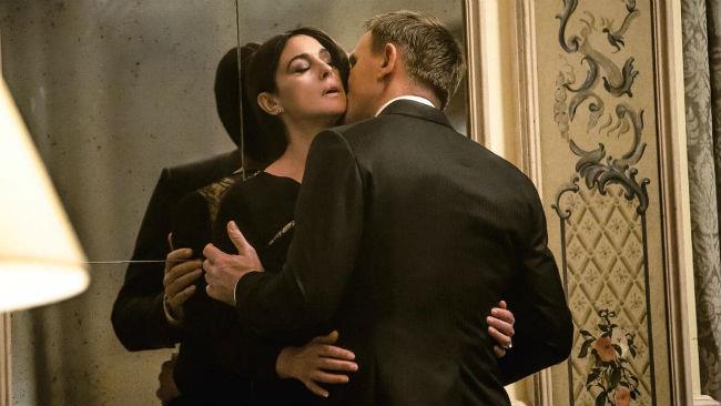 Monica Bellucci sui set internazionali Monica Bellucci in una scena del film Spectre con Daniel Craig