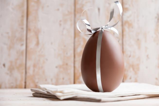 Come fare l'uovo di Pasqua: la ricetta con lo stampo e il cioccolato temperato Come fare l'uovo di Pasqua