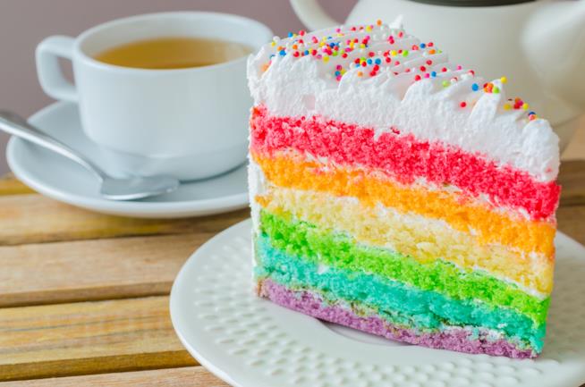 Rainbow cake con gli strati colorati Rainbow cake a sei strati