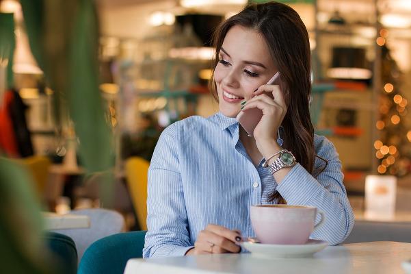 Come telefonare con Skype Ragazza che telefona
